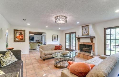 Bailey's Prairie Maison | 2 Mi to Dtwn Spacious Angleton Home with Courtyard!