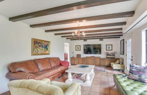 Bailey's Prairie Maison | 2 Mi to Dtwn Spacious Angleton Home with Courtyard!