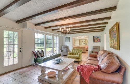 Bailey's Prairie Maison | 2 Mi to Dtwn Spacious Angleton Home with Courtyard!