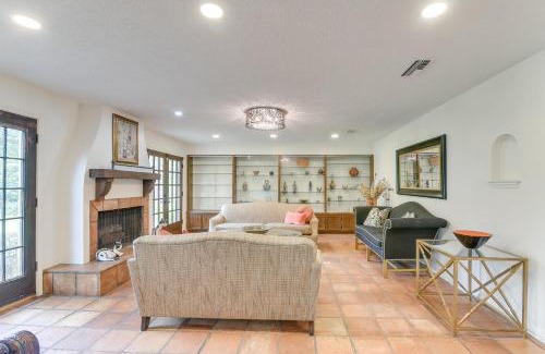 Bailey's Prairie Maison | 2 Mi to Dtwn Spacious Angleton Home with Courtyard!