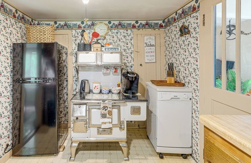 Fayetteville Cottage | 2 Mi to Hiking Trails: Cozy Fayetteville Cottage!