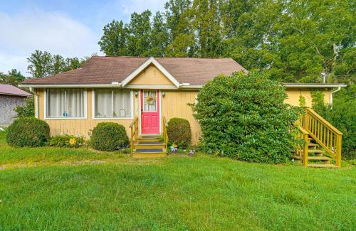 Fayetteville Maison | 2 Mi to Hiking Trails Cozy Fayetteville Cottage!