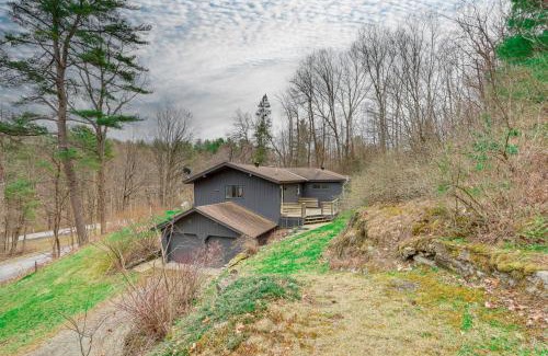Town of White Creek Maison | 2 Mi to Hoosic River The Moss House with Deck!