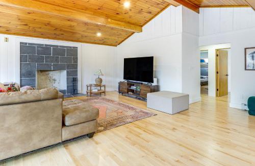 Town of White Creek Maison | 2 Mi to Hoosic River The Moss House with Deck!