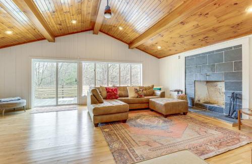 Town of White Creek Maison | 2 Mi to Hoosic River The Moss House with Deck!