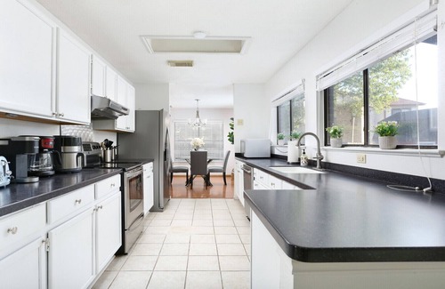 Wetmore Maison | 2 Mi to La Cantera, Six Flags, the RIM - Entire Home