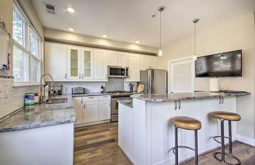 Le Droit Park Maison | 2 Mi to National Mall: Modern DC Retreat w/ Patio