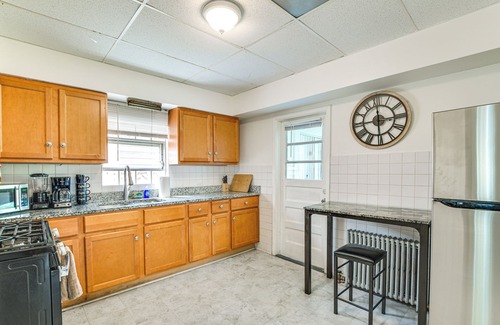 South Chicago Appartement | 2 Mi to Rainbow Beach Park: South Side Charmer!