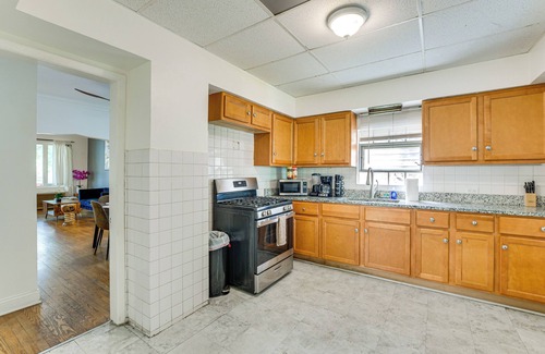 South Chicago Appartement | 2 Mi to Rainbow Beach Park: South Side Charmer!