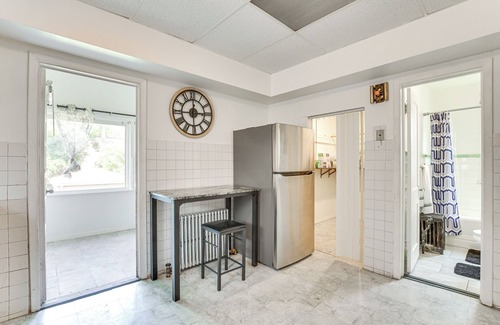 South Chicago Appartement | 2 Mi to Rainbow Beach Park: South Side Charmer!