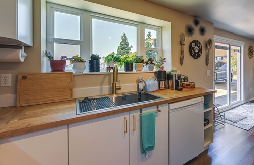 Des Moines Appartement | 2 Mi to Saltwater State Park: Home in Des Moines