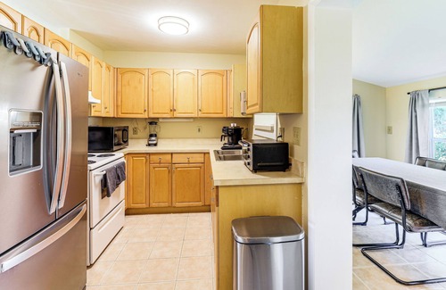 Riviera Beach Maison | 2 Mi to Shore: Riviera Beach Retreat w/ Yard