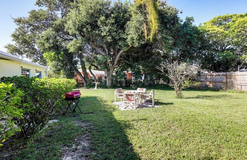 Riviera Beach Maison | 2 Mi to Shore: Riviera Beach Retreat w/ Yard