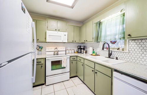 Charter Hills Cabine | 2 Mi to Skiing: Blue Ridge Mtn Cabin w/ Hot Tub!