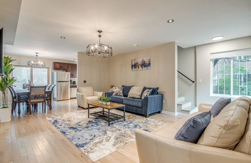 South Shore Maison | 2 Mi to South Shore Beach: Urban Retreat w/ Yard