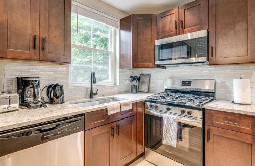 South Shore Maison | 2 Mi to South Shore Beach Urban Retreat with Yard