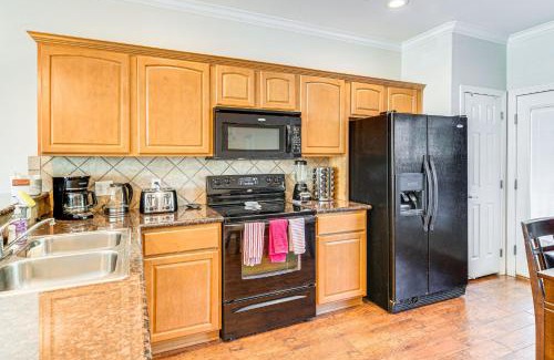 College Station Maison | 2 Mi to Texas AandM Unit with Pool and Hot Tub Access
