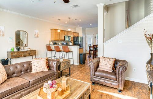 College Station Maison | 2 Mi to Texas AandM Unit with Pool and Hot Tub Access