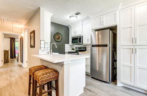 College Station Maison | 2 Mi to Texas AandM Pet-Friendly Duplex with Yard!