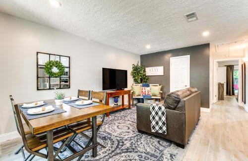 College Station Maison | 2 Mi to Texas AandM Pet-Friendly Duplex with Yard!