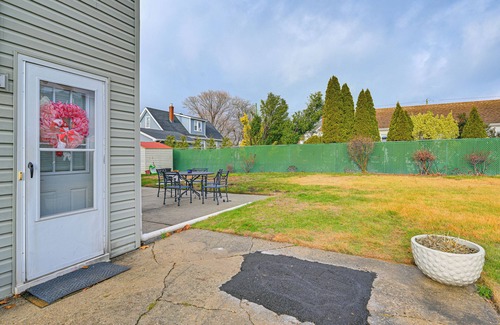 Floral Park Appartement | 2 Mi to UBS Arena: WFH-Friendly Couple's Retreat