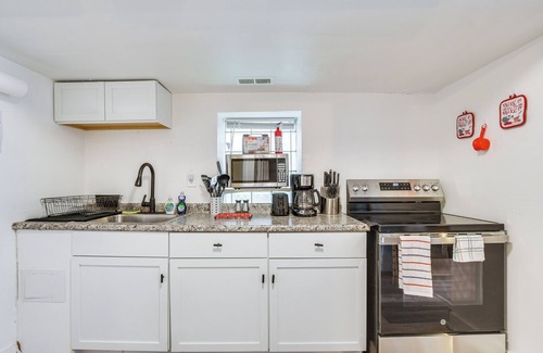 Woodlawn Appartement | < 2 Mi to UChicago: Pet-Friendly Getaway w/ Yard