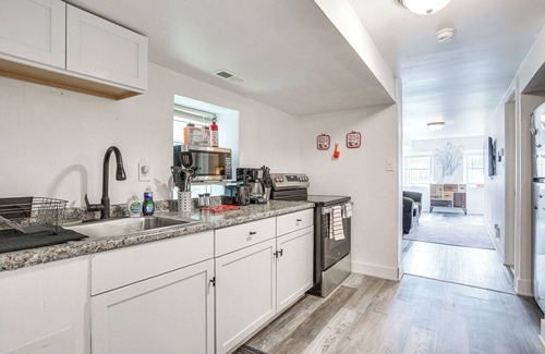 Woodlawn Appartement | < 2 Mi to UChicago: Pet-Friendly Getaway w/ Yard