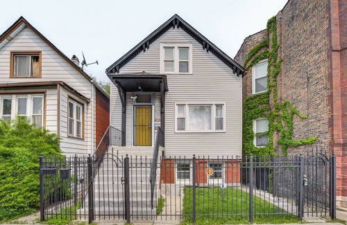 Woodlawn Appartement | < 2 Mi to UChicago: Pet-Friendly Getaway w/ Yard