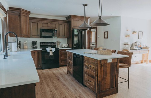 Kunkletown Cabine | 2 Miles from Blue Mountain Ski Resort & 2 Hours from New York City, Philadelphia & Lancaster with luxurious beds, pickleball, hot tub, fireplace, pool table & more
