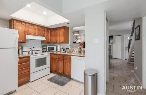 South Lamar Appartement | 2 Miles to DT Updated Pet-Friendly Home for Four