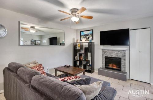 South Lamar Appartement | 2 Miles to DT Updated Pet-Friendly Home for Four