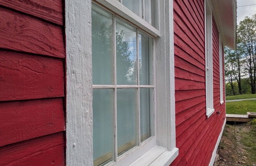Benton Maison | 2 miles to Ricketts Glen. Updated and cozy schoolhouse with porch and fire pit.