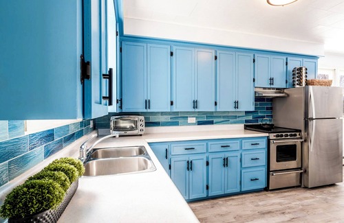 Beach Point Maison | 2 min to the beach. Family-sized house with vies of the water & kayaks,