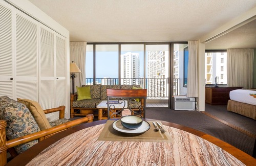 Waikiki Appartement | 2 min walk to the beach / Parking , Kitchen , Pool