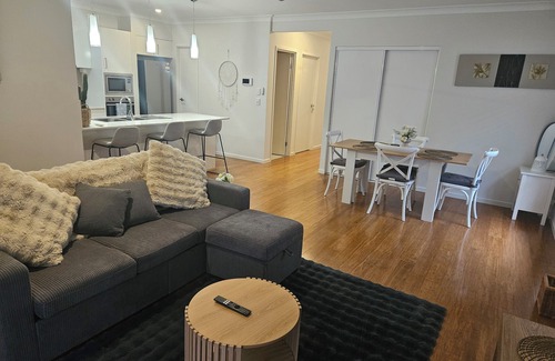 North Lakes Maison | 2 min walk Westfield North Lakes, 711 KFC Adjacent, 45m Train to BNE CBD