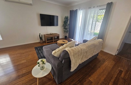 North Lakes Maison | 2 min walk Westfield North Lakes, 711 KFC Adjacent, 45m Train to BNE CBD