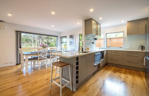 Ostend Maison | 2 minute drive to the beach, 3 minute walk to the pool, spa at the property