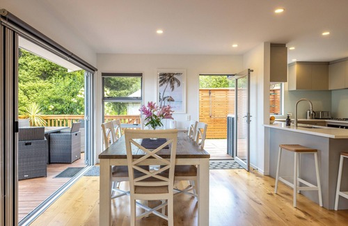 Ostend Maison | 2 minute drive to the beach, 3 minute walk to the pool, spa at the property