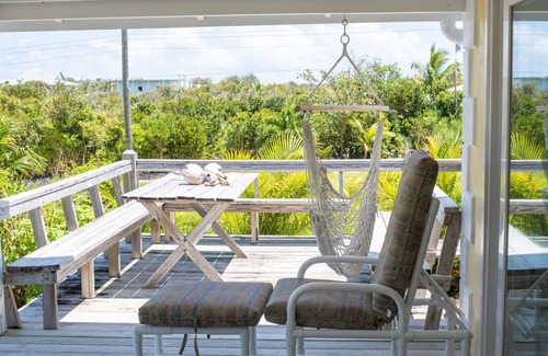 Man O War Cay Maison | 2 Minute walk to a stunning beach on the Atlantic ocean