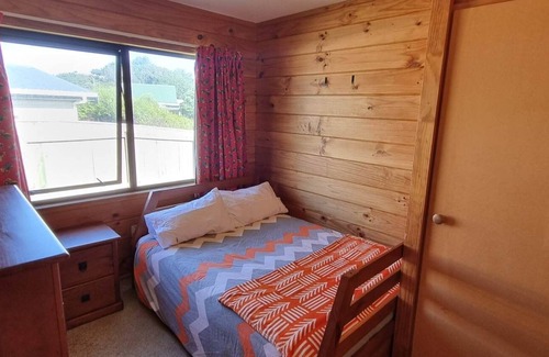 Otaki Beach Maison | 2 minutes from the beach - relax at a Kiwi Family Bach!