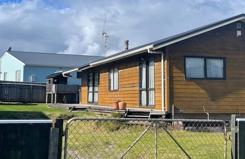 Otaki Beach Maison | 2 minutes from the beach - relax at a Kiwi Family Bach!