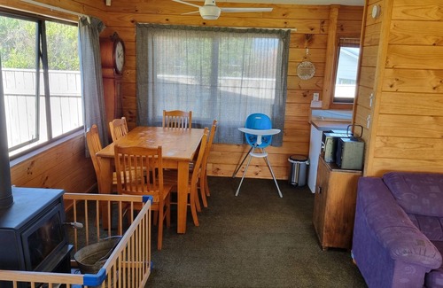 Otaki Beach Maison | 2 minutes from the beach - relax at a Kiwi Family Bach!