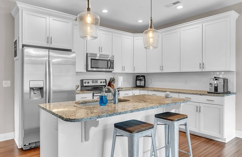 Newport Maison | 2 Minutes from the Water! Pet-Friendly Fully Fenced Backyard!