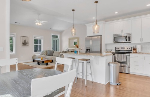 Newport Maison | 2 Minutes from the Water! Pet-Friendly Fully Fenced Backyard!