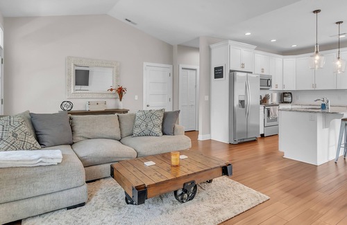 Newport Maison | 2 Minutes from the Water! Pet-Friendly Fully Fenced Backyard!
