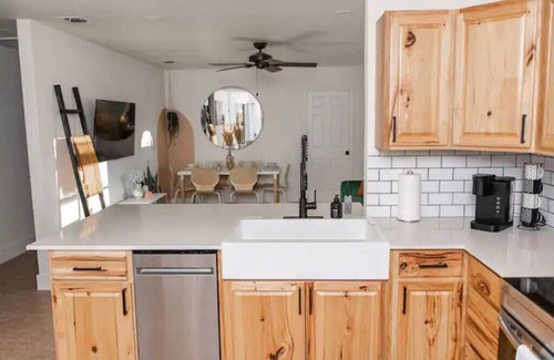Johnson City Maison | 2 minutes to downtown! Hill Country Luxury Duplex TX Wine Trail - Home B