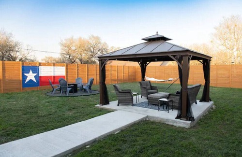 Johnson City Maison | 2 minutes to downtown! Hill Country Luxury Duplex TX Wine Trail - Home B