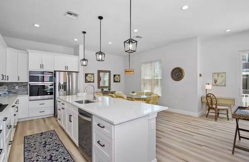 Fort Myers Beach Maison | 2 New Luxury Beach Homes Sleep 20+ Dual Pools & Spas Prime Location Steps to Times Square & Sand