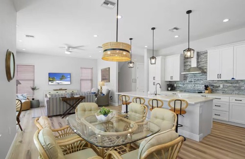 Fort Myers Beach Maison | 2 New Luxury Beach Homes Sleep 20+ Dual Pools & Spas Prime Location Steps to Times Square & Sand