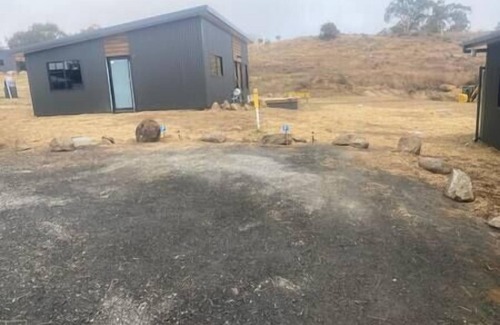 East Jindabyne Maison | #2 New Modern Cabin with Amazing views over lake
